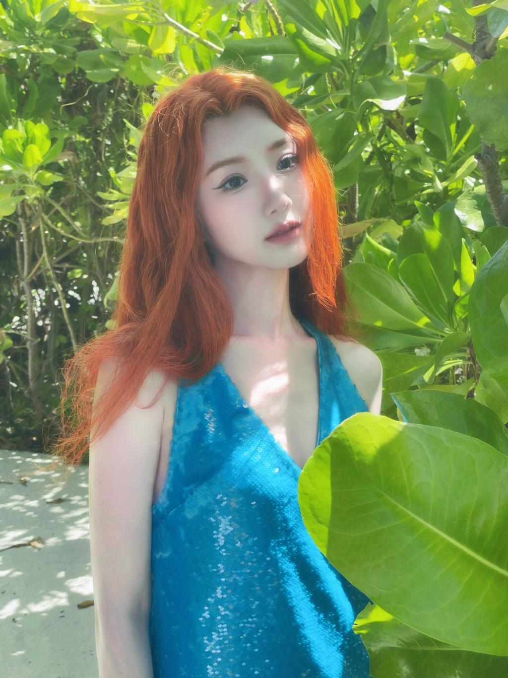美！毛晓彤染红发穿蓝色亮片裙似美人鱼