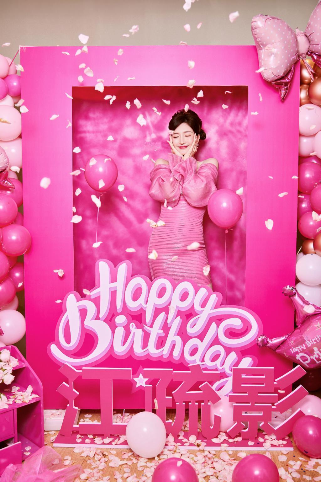 江疏影穿粉裙庆生 秒变芭比公主娇艳动人