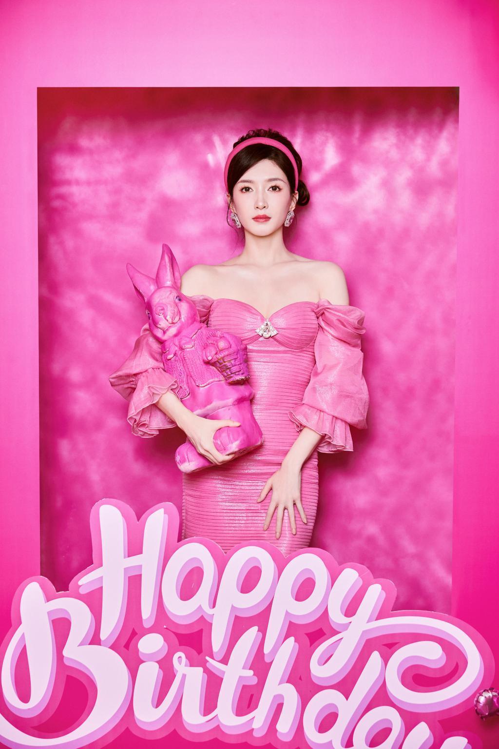 江疏影穿粉裙庆生 秒变芭比公主娇艳动人