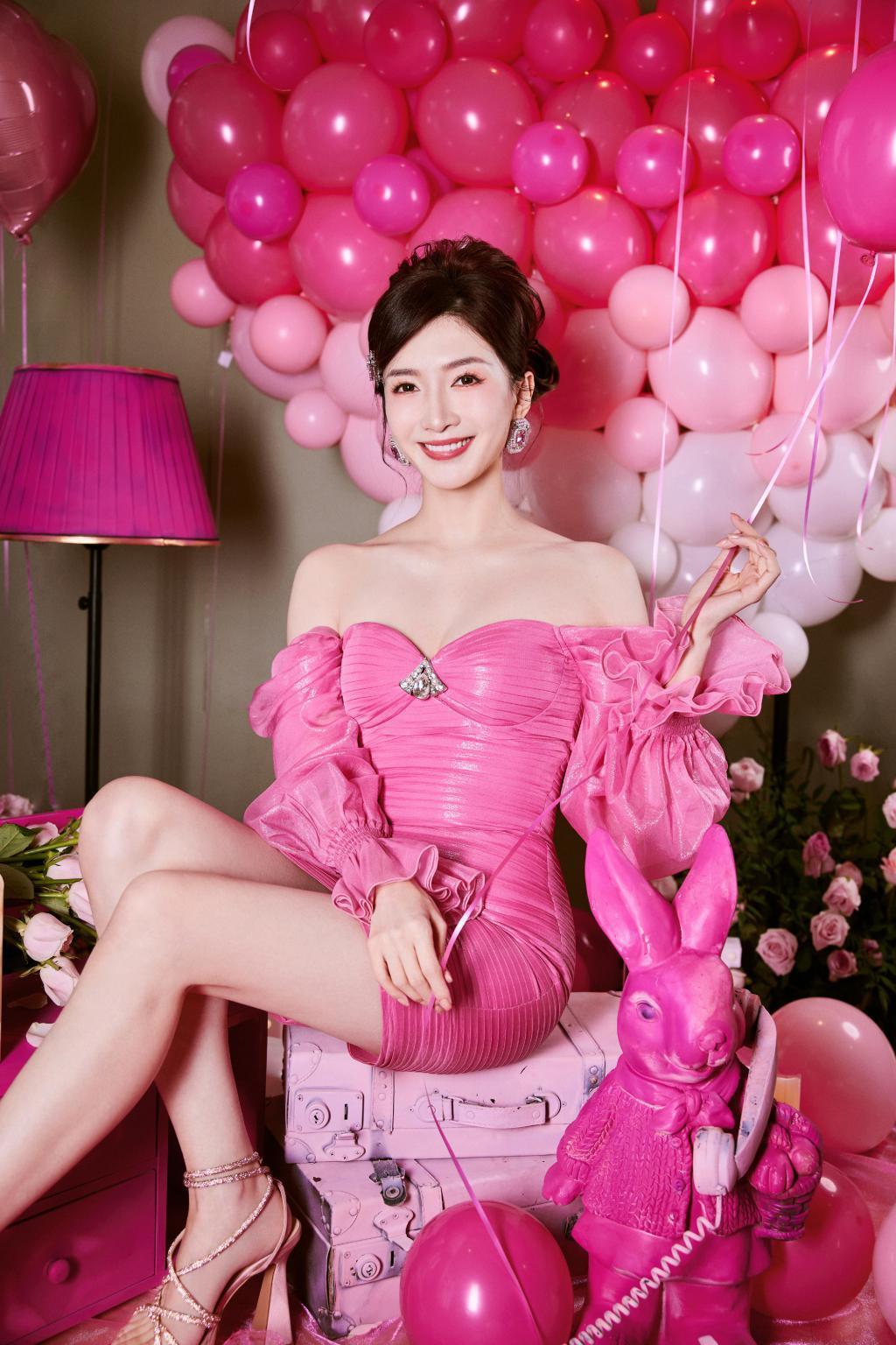 江疏影穿粉裙庆生 秒变芭比公主娇艳动人