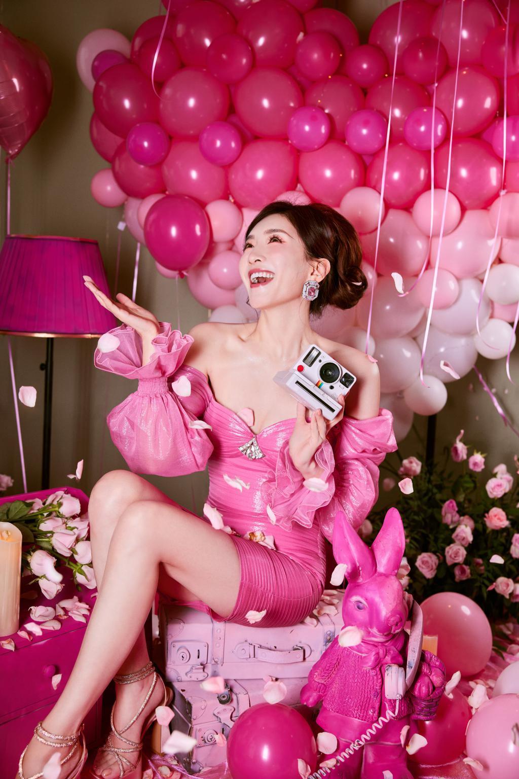 江疏影穿粉裙庆生 秒变芭比公主娇艳动人