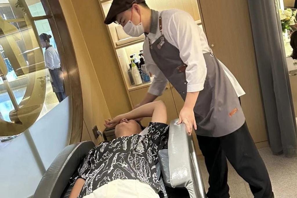 学会讨好年轻人，海底捞赚翻了