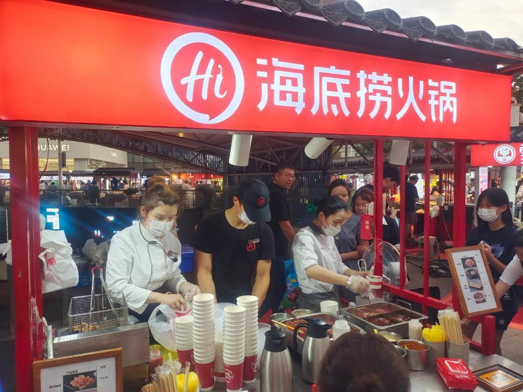 学会讨好年轻人，海底捞赚翻了