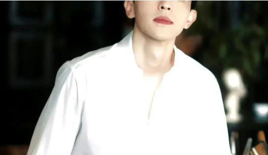 李易峰被封杀一年后首露面，更恶心的一幕发生了……