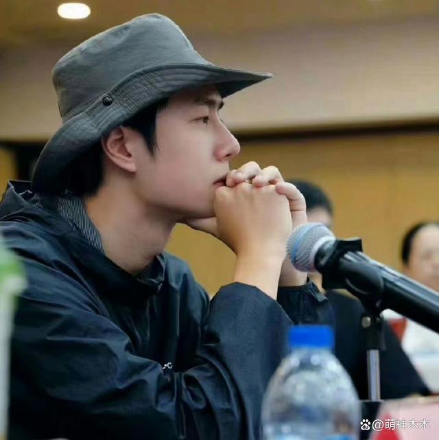 王一博再现文盲名场面，座谈会发言读错字，杜华紧张表情抢镜