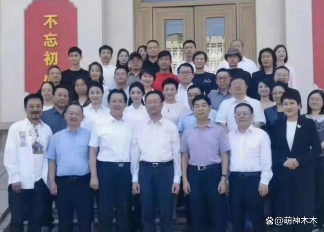 王一博再现文盲名场面，座谈会发言读错字，杜华紧张表情抢镜