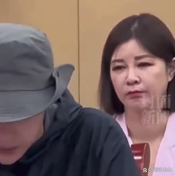 王一博再现文盲名场面，座谈会发言读错字，杜华紧张表情抢镜