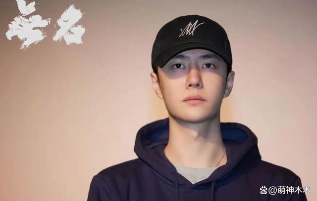 王一博再现文盲名场面，座谈会发言读错字，杜华紧张表情抢镜