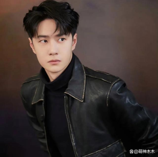 王一博再现文盲名场面，座谈会发言读错字，杜华紧张表情抢镜