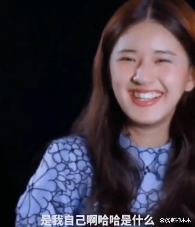 王一博再现文盲名场面，座谈会发言读错字，杜华紧张表情抢镜