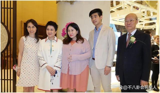 看了奚梦瑶子女和何超盈女儿近照,才知道改善基因多重要