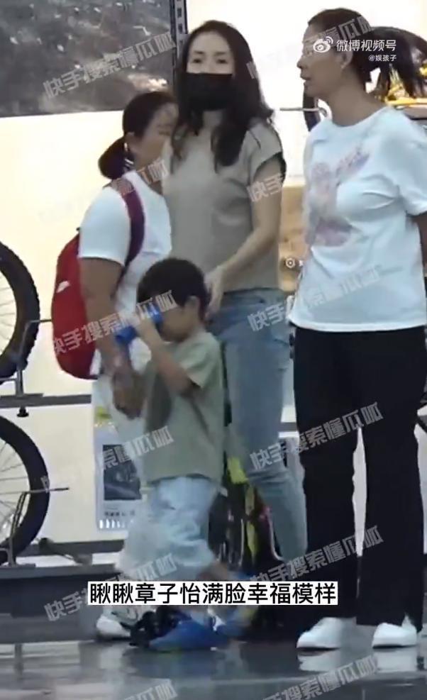 章子怡带儿女逛商场 醒醒扎彩色辫子小儿子正脸曝光
