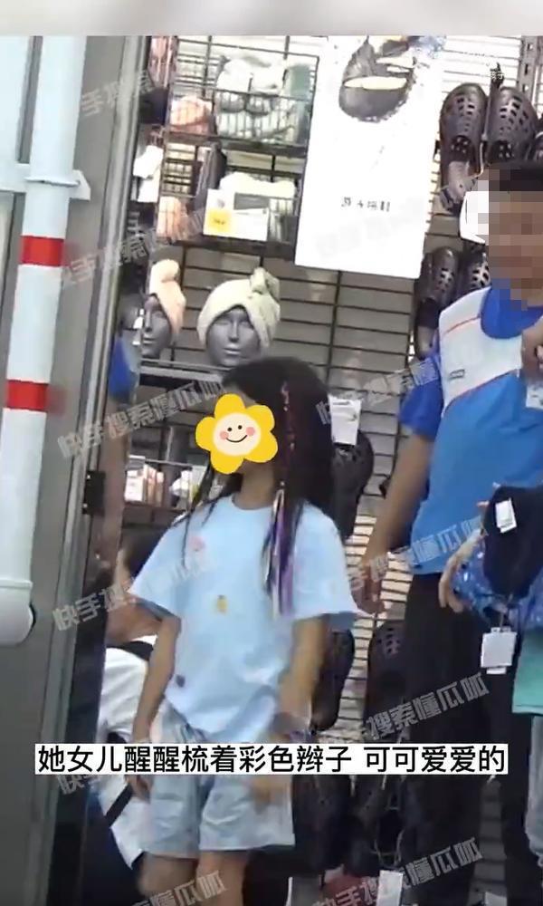 章子怡带儿女逛商场 醒醒扎彩色辫子小儿子正脸曝光