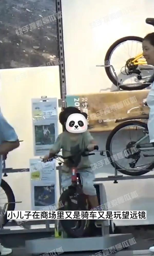 章子怡带儿女逛商场 醒醒扎彩色辫子小儿子正脸曝光