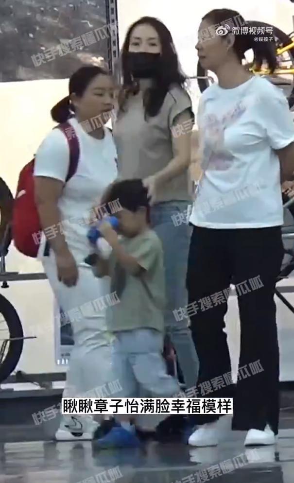 章子怡带儿女逛商场 醒醒扎彩色辫子小儿子正脸曝光