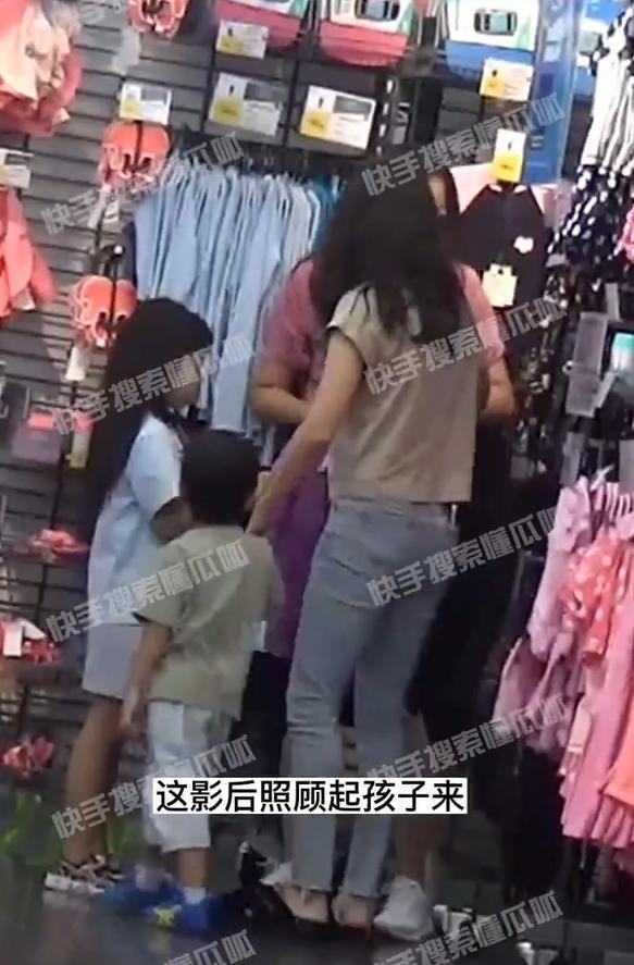 章子怡带儿女逛商场 醒醒扎彩色辫子小儿子正脸曝光