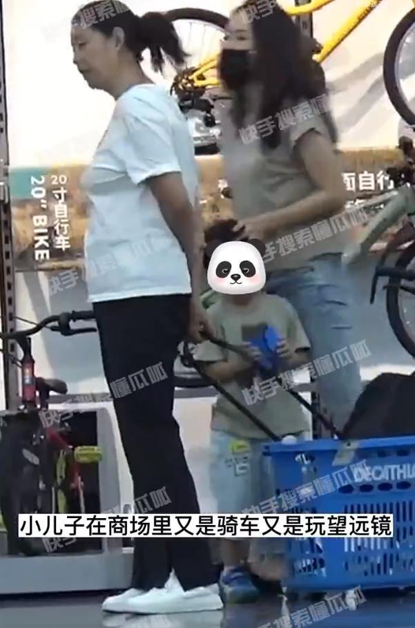 章子怡带儿女逛商场 醒醒扎彩色辫子小儿子正脸曝光