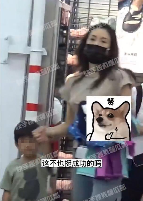 章子怡带儿女逛商场 醒醒扎彩色辫子小儿子正脸曝光