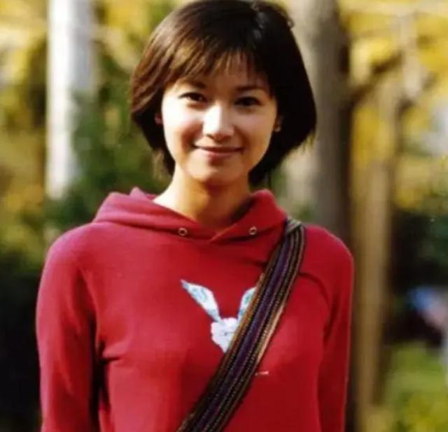 49岁徐静蕾近照曝光，身形有变化，跑国外被猜怀孕