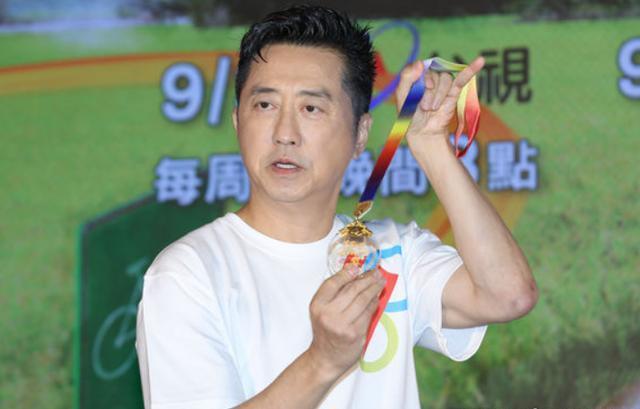 庾澄庆为CoCo打抱不平发声，声称没人能逼他转椅子