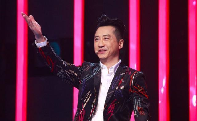 庾澄庆为CoCo打抱不平发声，声称没人能逼他转椅子