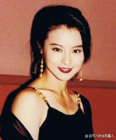 “最美霸王花”李赛凤：两嫁两离，出轨豪门干儿子，58岁复出