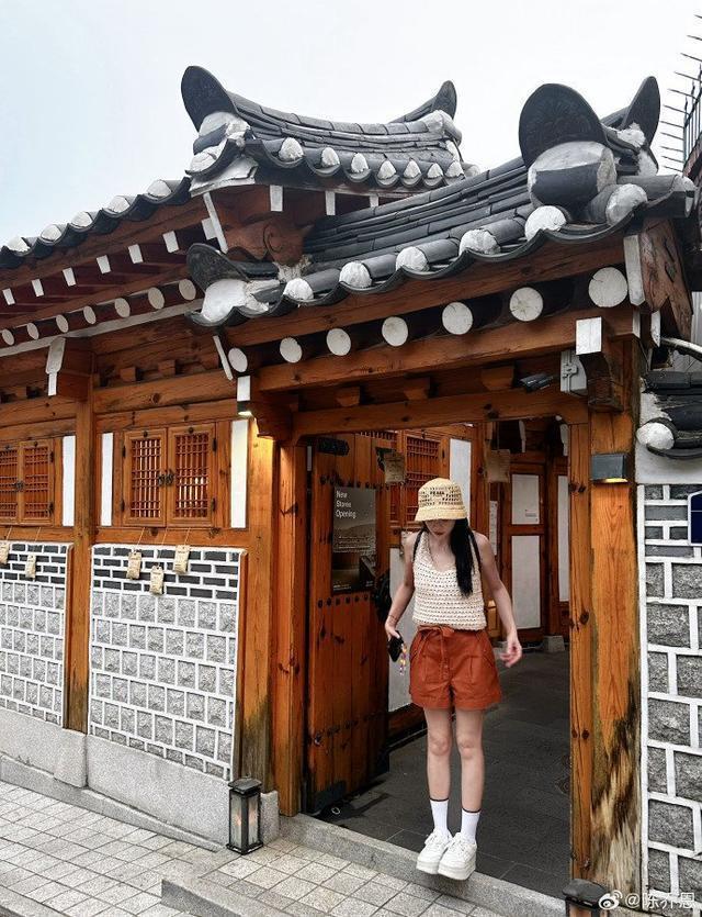 陈乔恩晒图分享惬意慢生活 戴针织草帽捧花甜笑超治愈