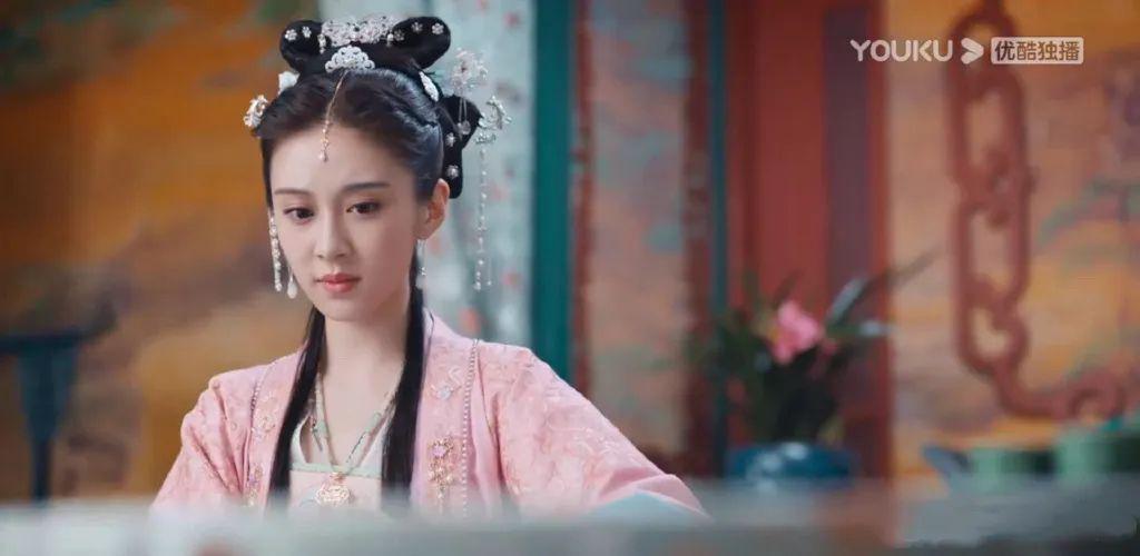 碰瓷“第一美女”，她怎么敢的？