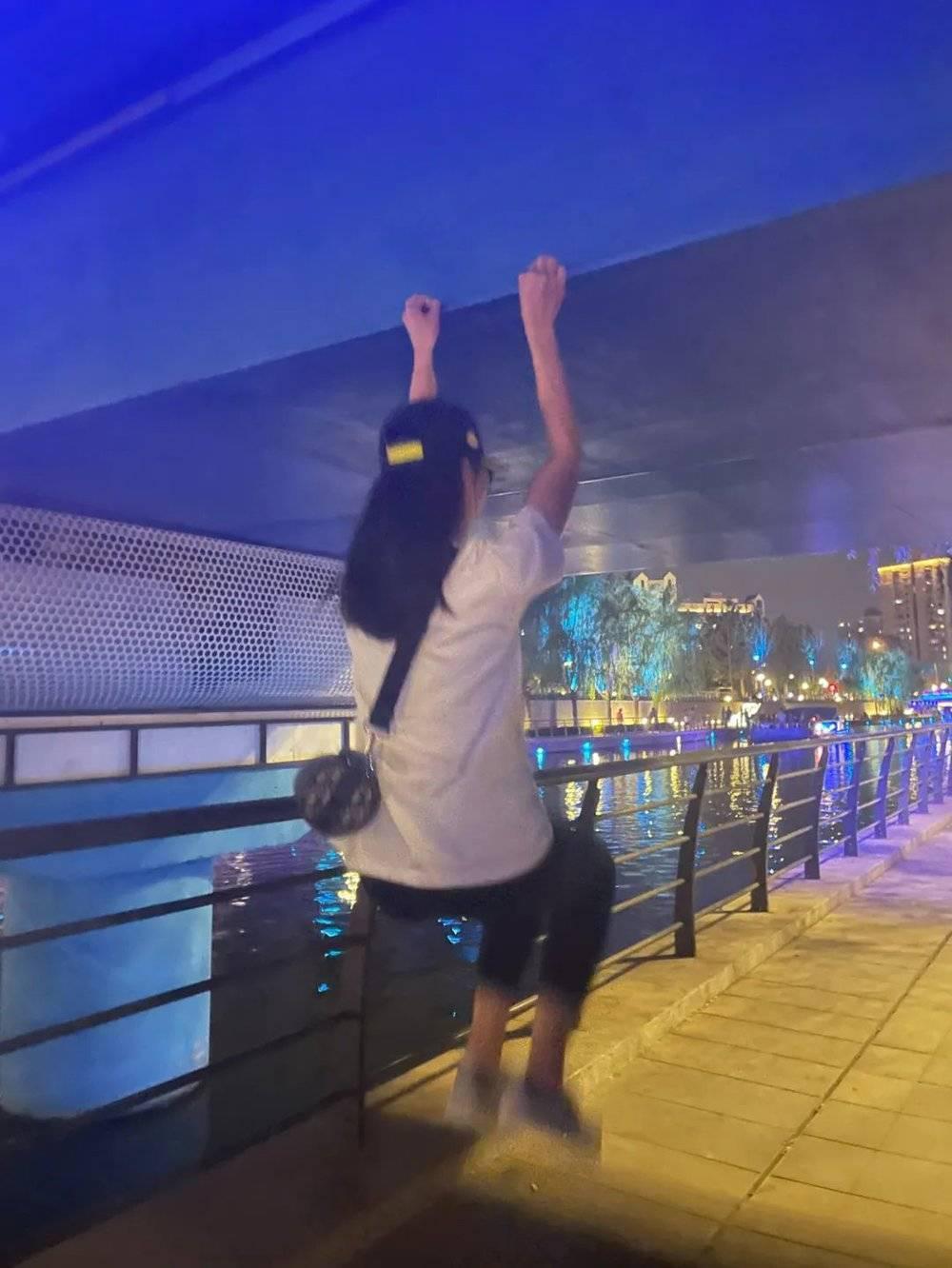 在上班和上头之间，年轻人选择上墙