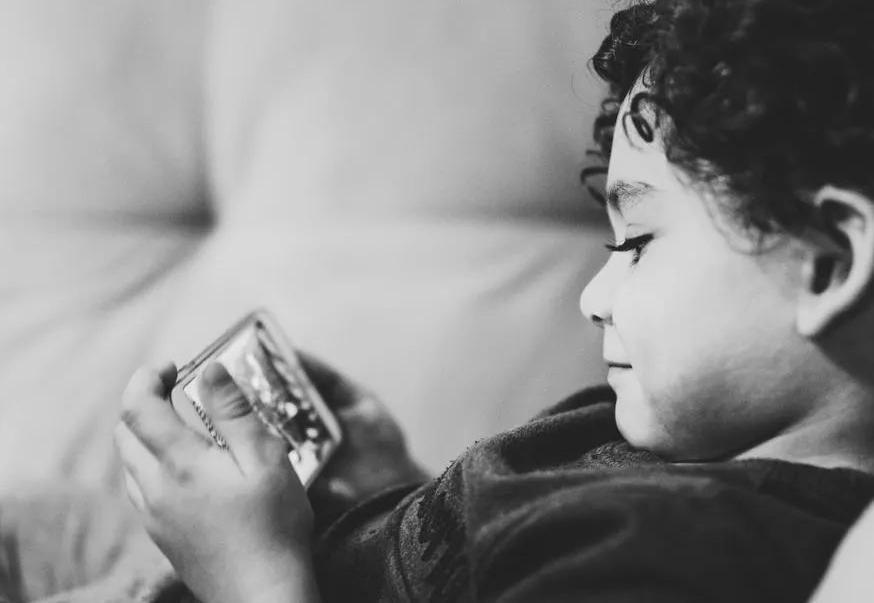 学生玩手机，连联合国都关注