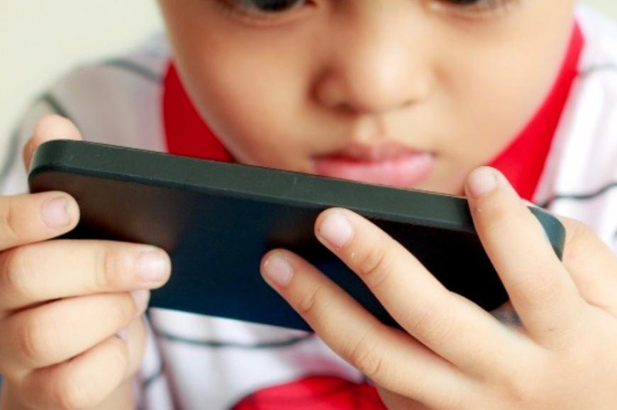 学生玩手机，连联合国都关注