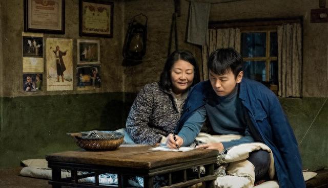 张晚意起球的衣领，打了多少国产剧“假穷人”的脸