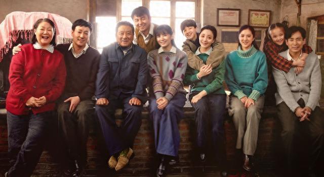 张晚意起球的衣领，打了多少国产剧“假穷人”的脸