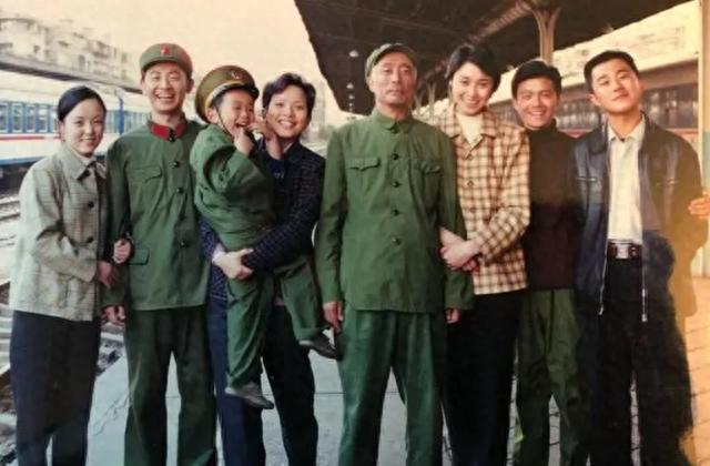 张晚意起球的衣领，打了多少国产剧“假穷人”的脸