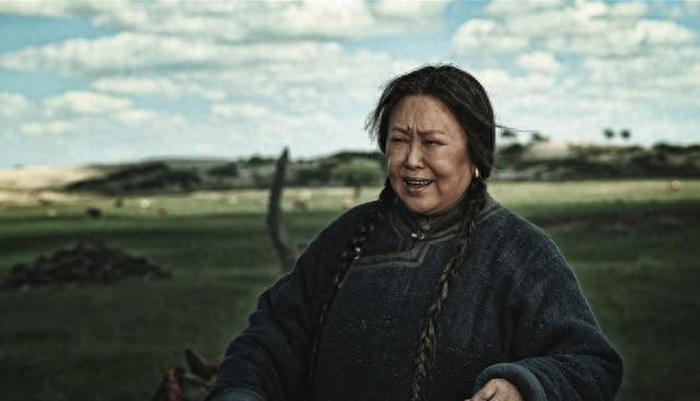 张晚意起球的衣领，打了多少国产剧“假穷人”的脸