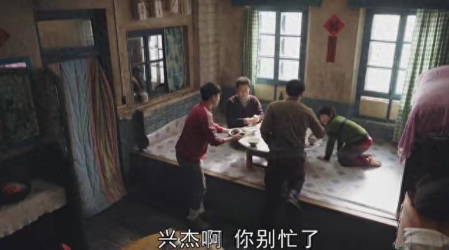 张晚意起球的衣领，打了多少国产剧“假穷人”的脸