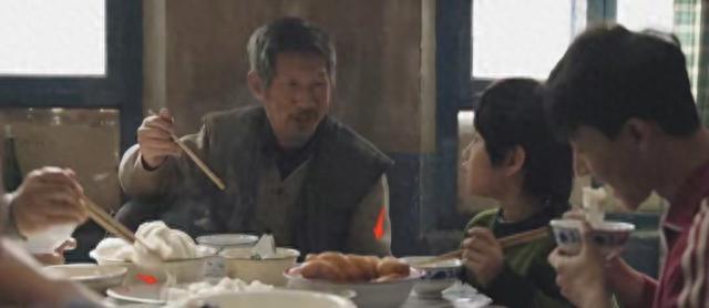 张晚意起球的衣领，打了多少国产剧“假穷人”的脸