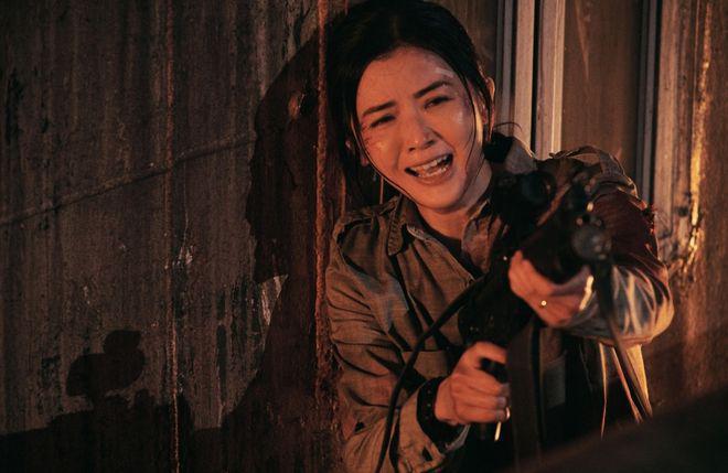 钟欣潼翻拍《监狱风云》差评漫天，首日票房仅77万