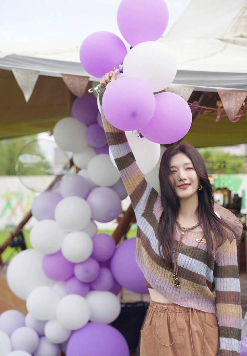 江疏影生日派对露营随拍 轻松欢乐氛围拉满