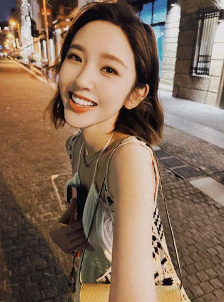 唐艺昕晒夜景美照 穿吊带裙开心比耶