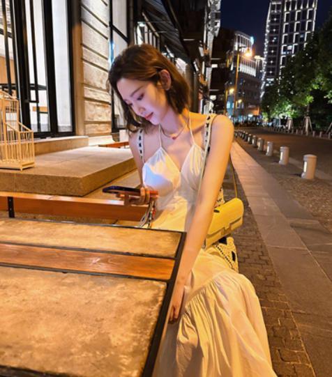 唐艺昕晒夜景美照 穿吊带裙开心比耶