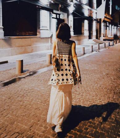 唐艺昕晒夜景美照 穿吊带裙开心比耶