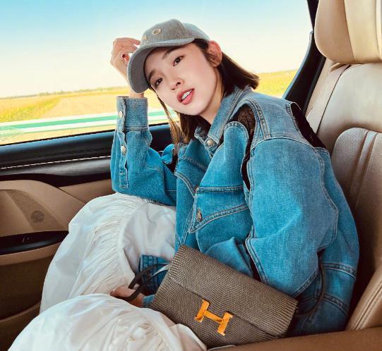 唐艺昕晒夜景美照 穿吊带裙开心比耶