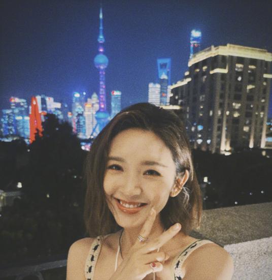 唐艺昕晒夜景美照 穿吊带裙开心比耶
