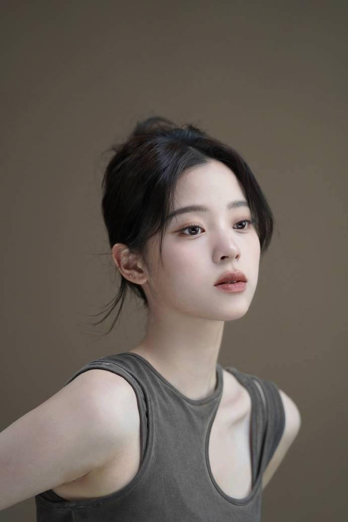 欧阳娜娜酷飒美拉德妆容 小秀性感