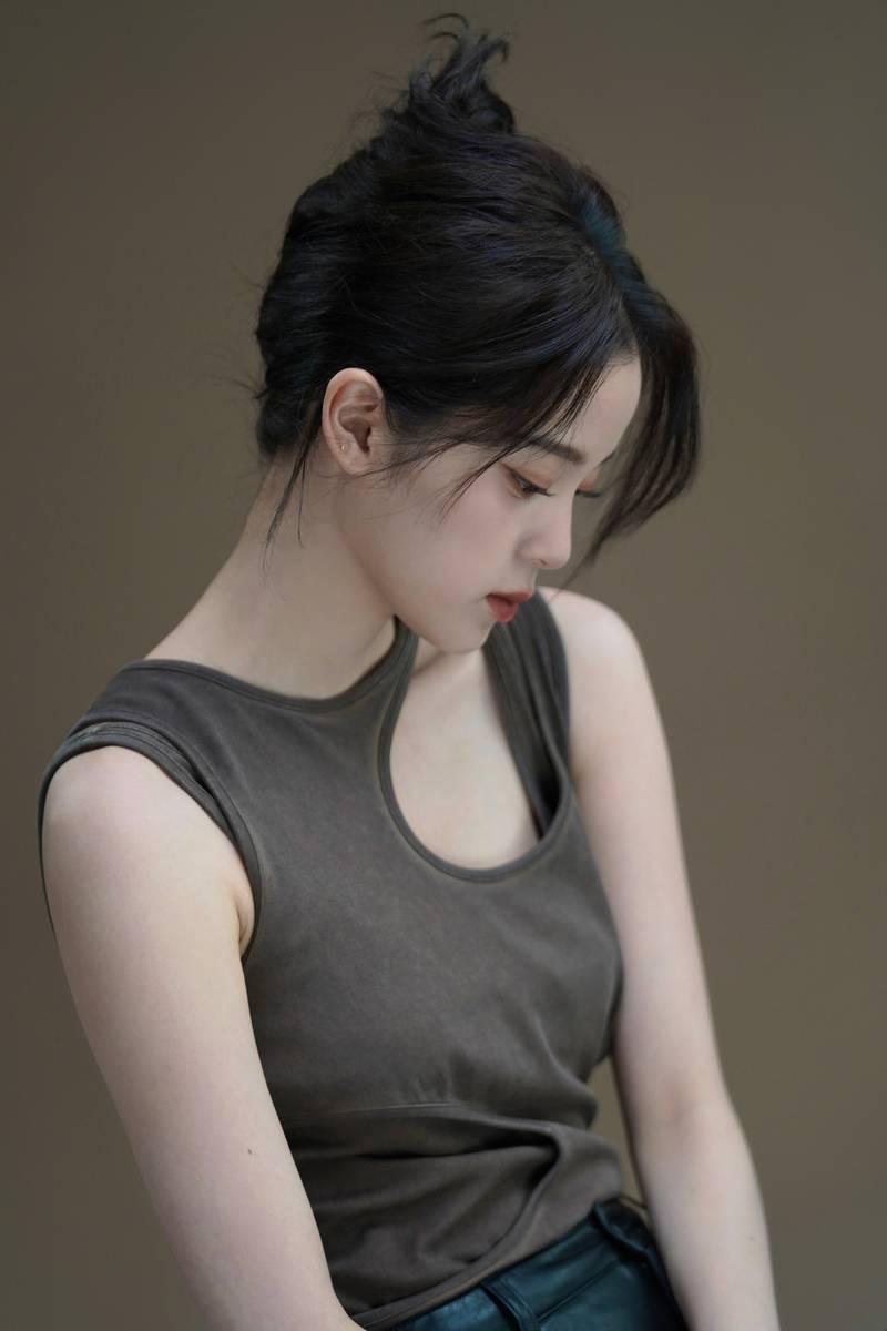 欧阳娜娜酷飒美拉德妆容 小秀性感