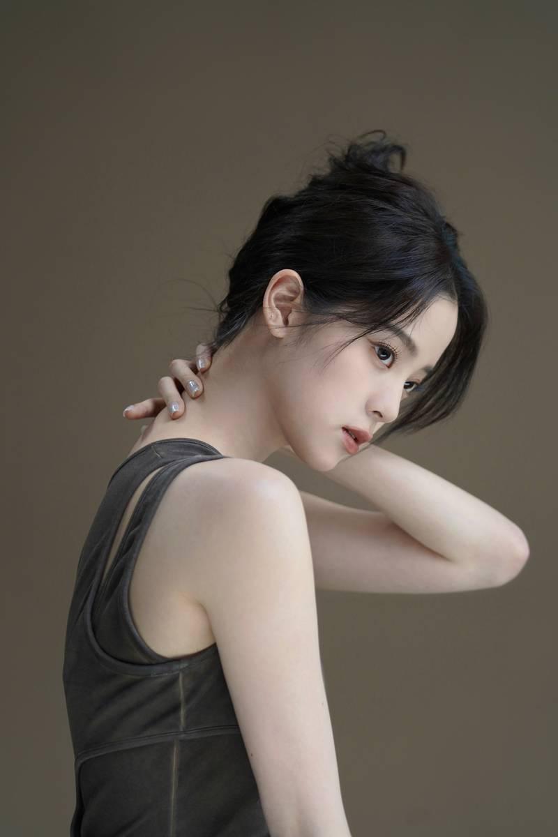 欧阳娜娜酷飒美拉德妆容 小秀性感