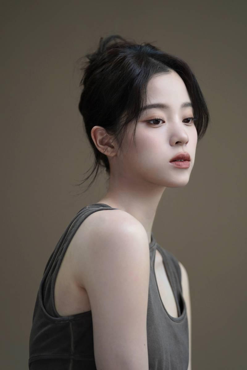 欧阳娜娜酷飒美拉德妆容 小秀性感