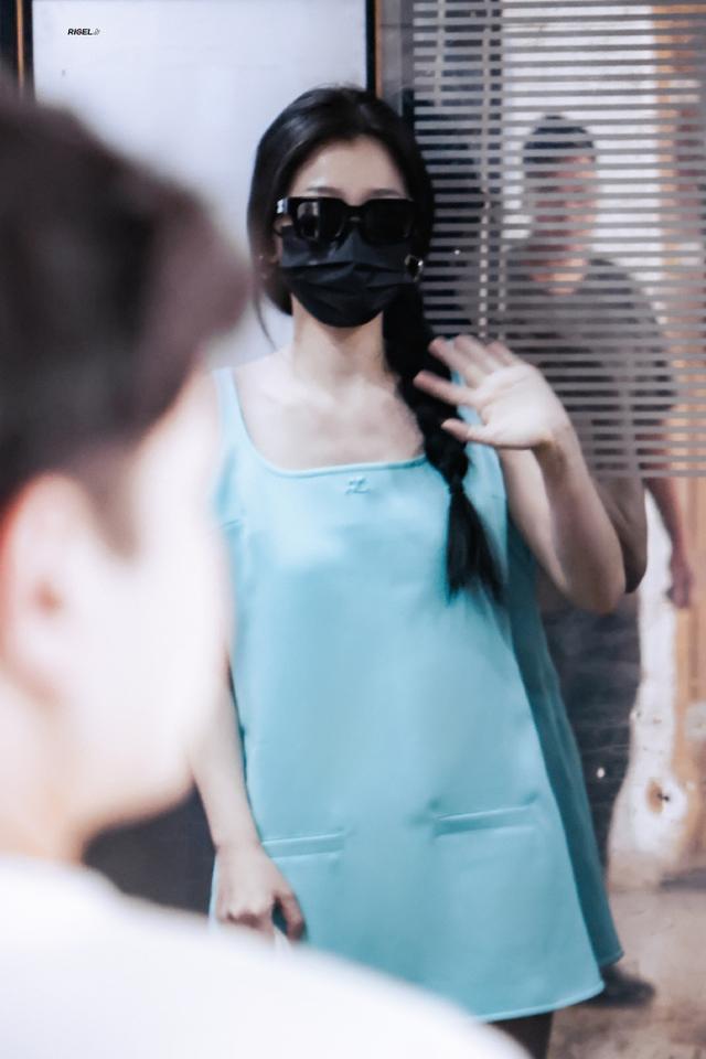 虞书欣《永夜星河》上班路透 穿绿色吊带裙清新甜美