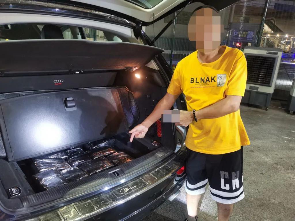 一客车走私被查，藏4万余个闪存、1000余个CPU和内存条、30个显卡